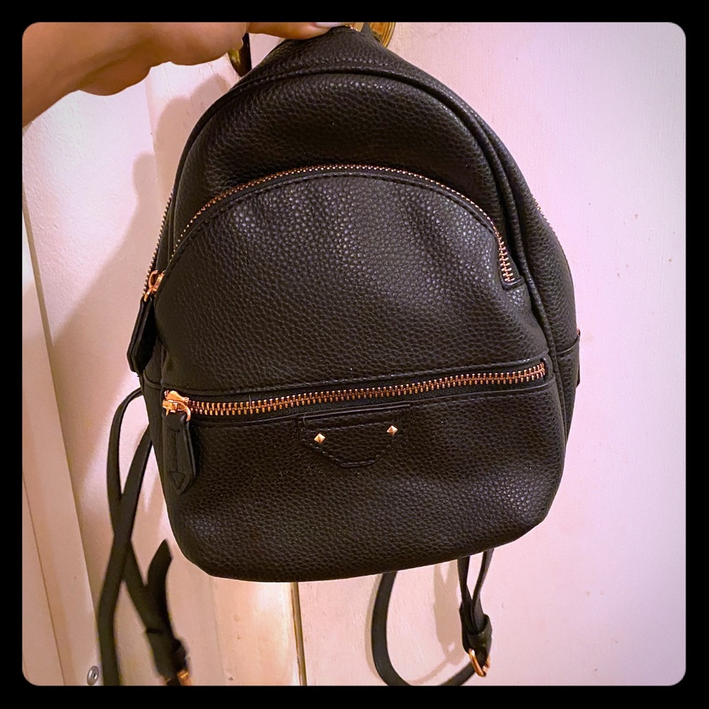 i am selling a black backpack/purse!
